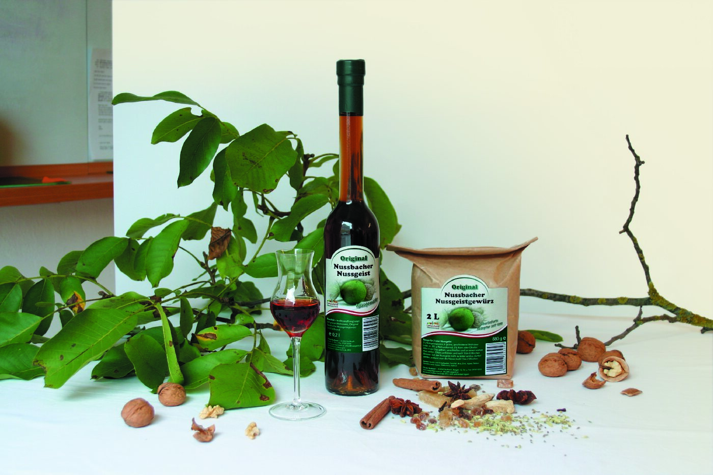 Nussgeist Gewürzpackung mit Flasche, Glas, Walnüssen und Gewürzen
